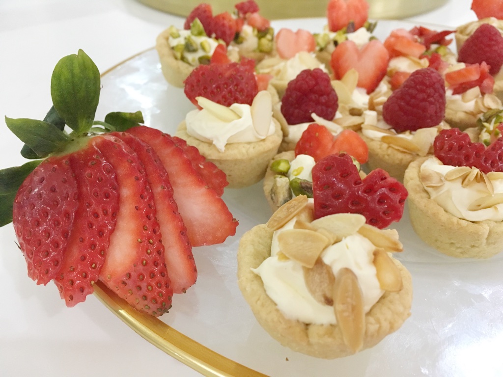 Almond Biscuit, Berry & Cream Cups Sip • Munch • Move